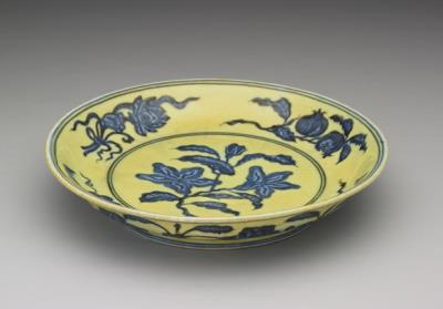 图片[2]-Dish with gardenia, fruits, and floral scrolls decoration in underglaze blue, Ming dynasty, Xuande reign, 1426-1435-China Archive